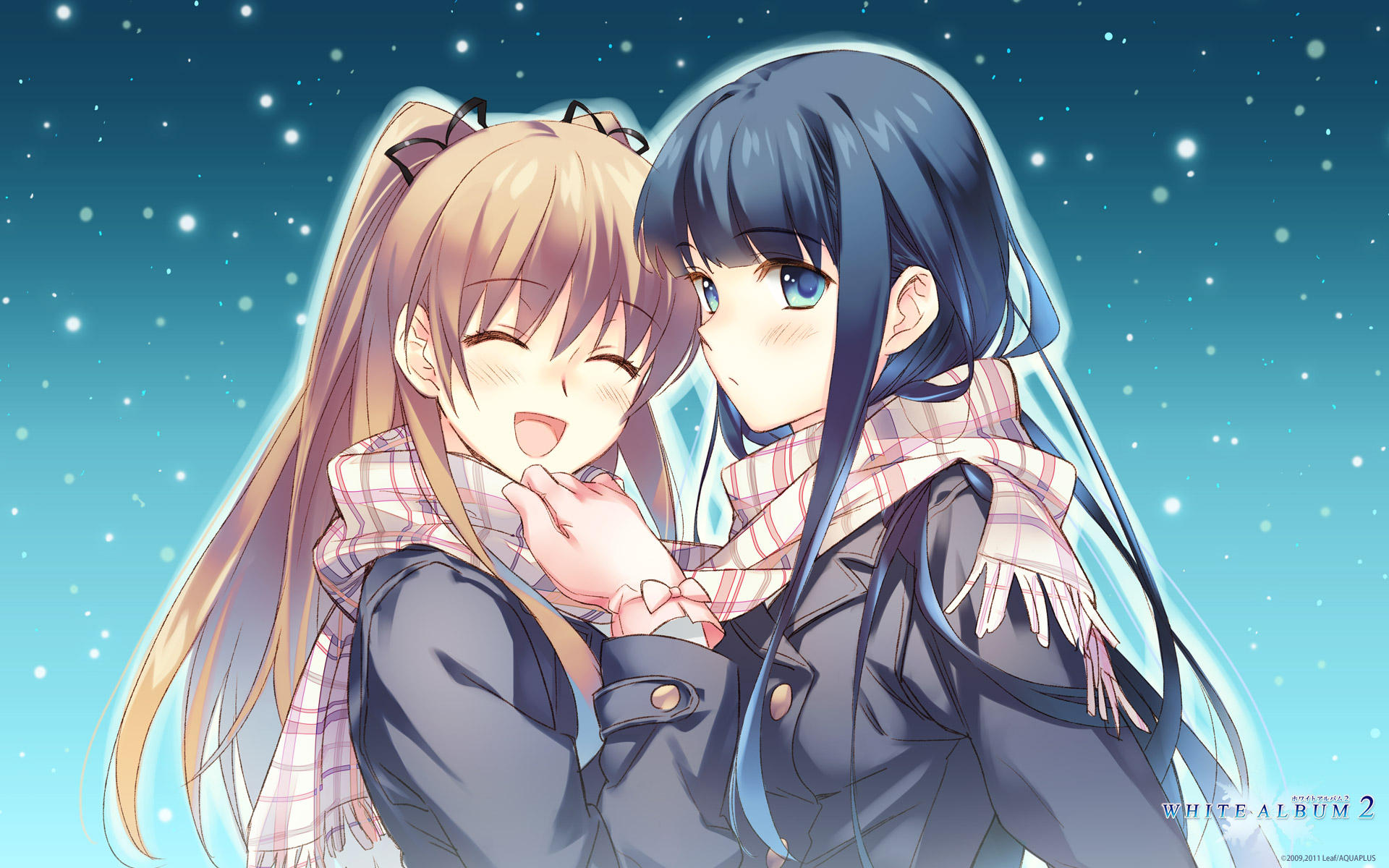 雪花中，两位少女围着围巾相互依偎